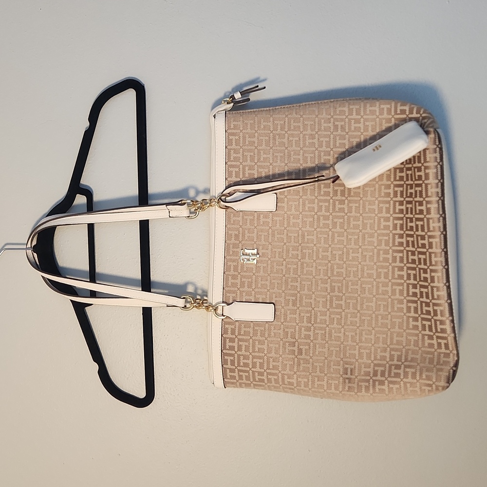 NWOT Tommy Hilfiger Jacquard Monogram Tote with Mini Wallet, Gold, White, Taupe